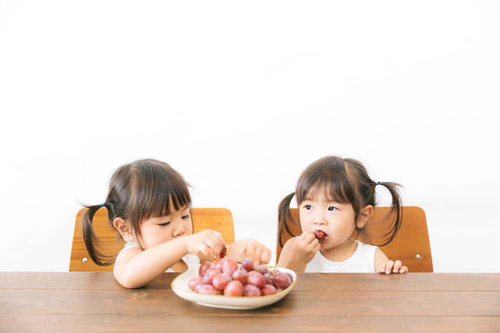 子供がおやつを食べるイメージ